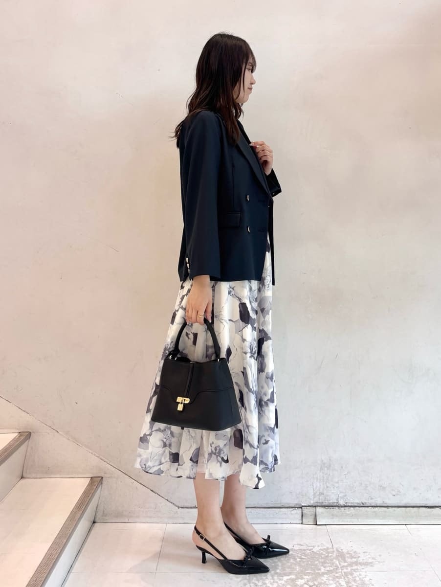 ブルー系のワンピース、ブルー系のテーラードジャケット、ブラック系のショルダーバッグを着用したレディースの秋コーディネートの3枚目の写真