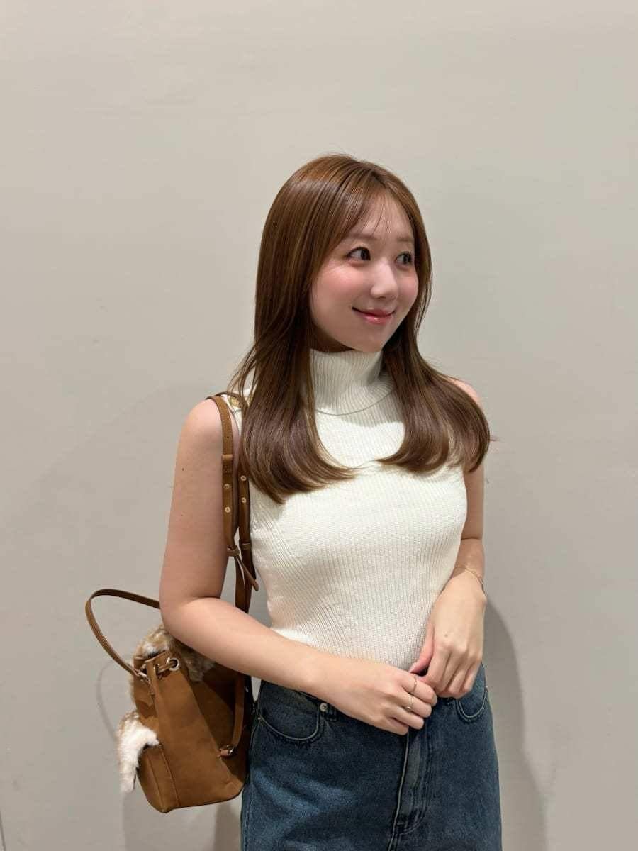 ブルー系のデニムパンツ、ホワイト系のニット/セーター、ブラック系のサンダルを着用したレディースの夏コーディネートの5枚目の写真