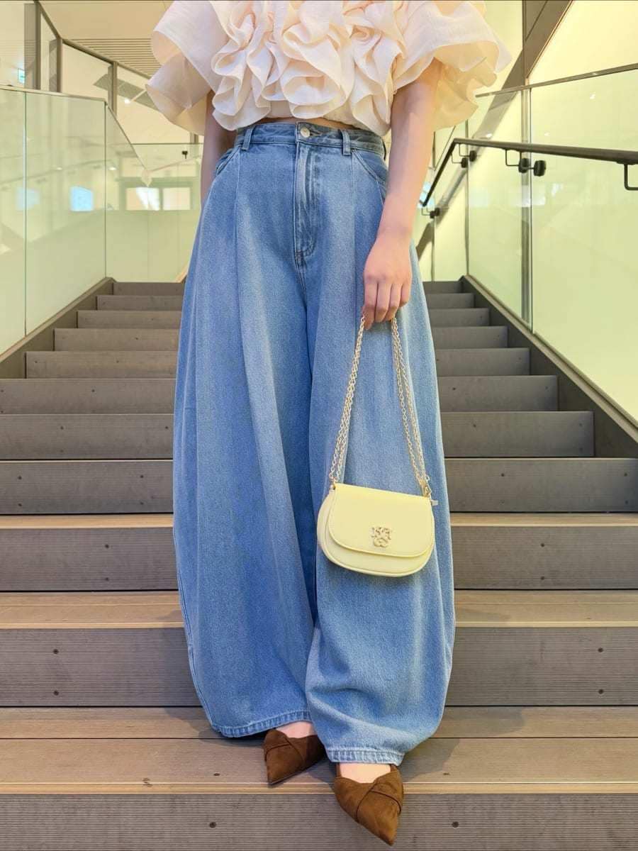 ホワイト系のシャツ/ブラウス、ブラウン系のパンプス、イエロー系のショルダーバッグを着用したレディースの冬コーディネートの10枚目の写真