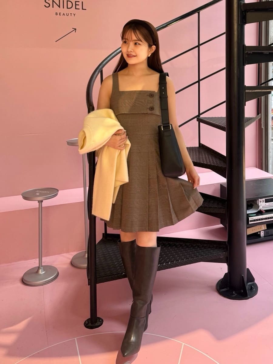 イエロー系のスカート、その他のワンピース、グレー系のブーツを着用したレディースの秋コーディネートの3枚目の写真