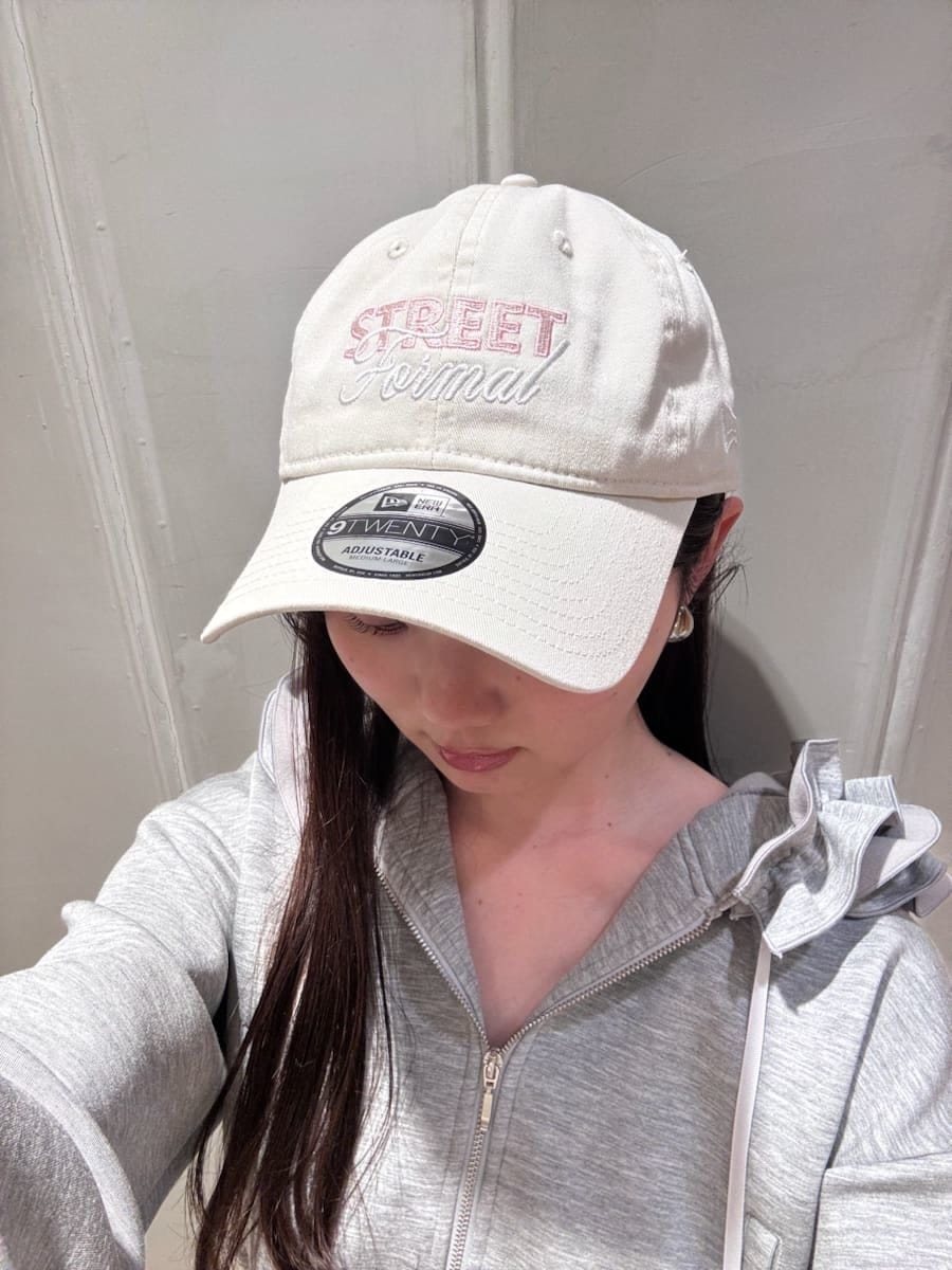 イエロー系のワンピース、グレー系のパーカー、シルバー系のピアス（両耳用）を着用したレディースの冬コーディネートの6枚目の写真