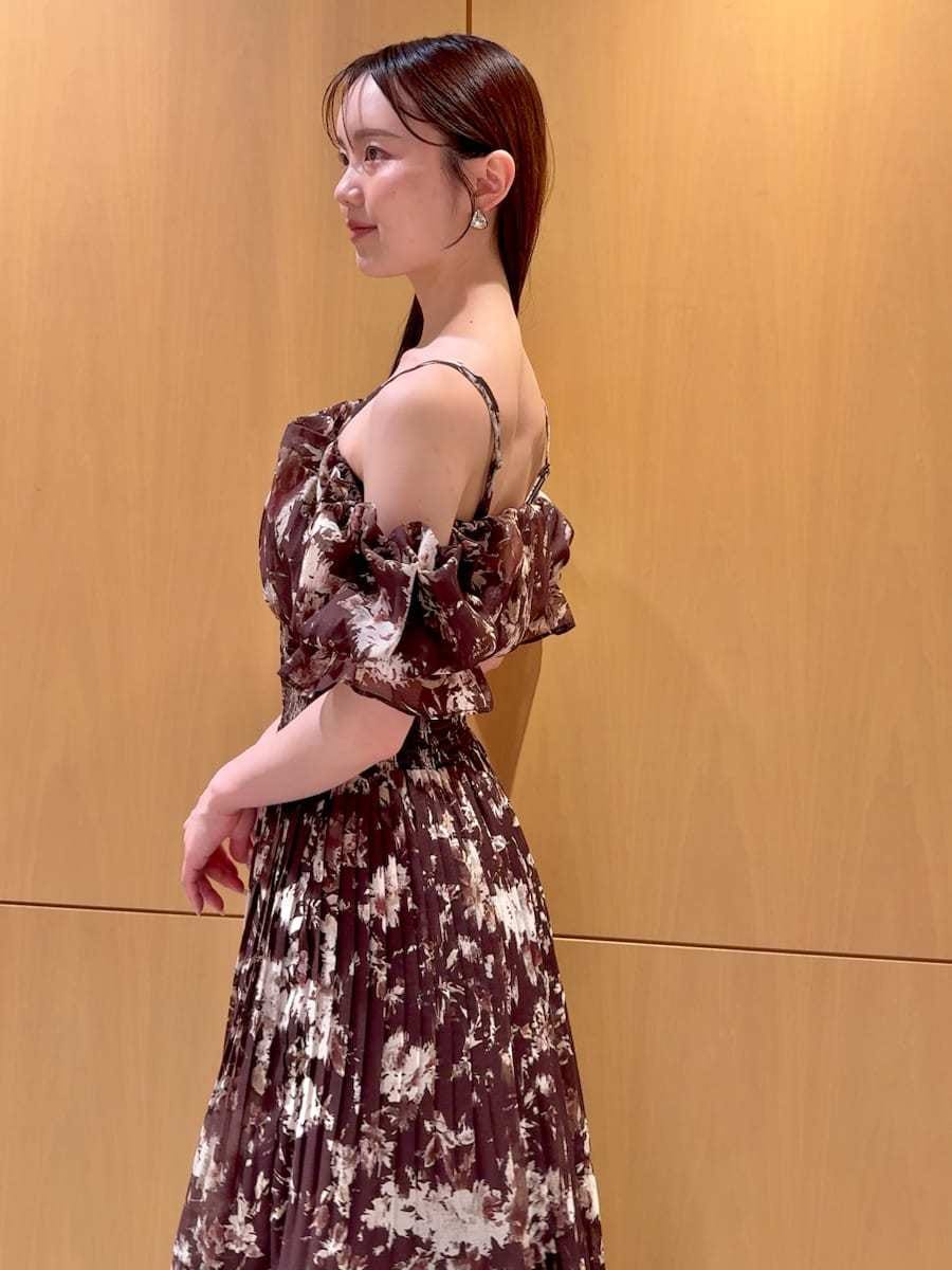 ブラウン系のワンピース、ブラウン系のサンダル、ベージュ系のトートバッグを着用したレディースの春コーディネートの5枚目の写真