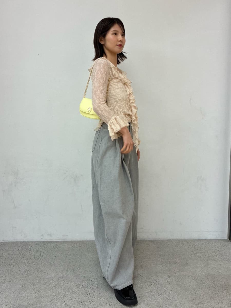 ピンク系のTシャツ/カットソー、イエロー系のショルダーバッグ、ブラック系のその他シューズを着用したレディースの冬コーディネートの3枚目の写真