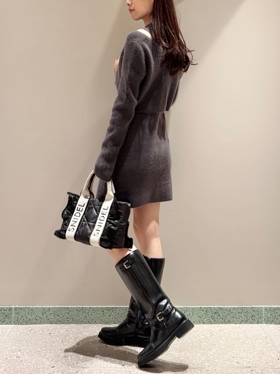 グレー系のワンピース、グレー系のカーディガン/ボレロ、ブラック系のハンドバッグを着用したレディースの秋コーディネートの3枚目の写真