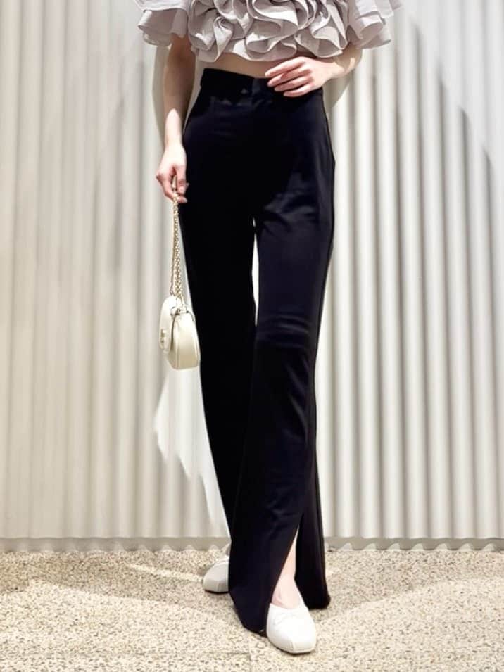 ブラック系のその他パンツ、グレー系のシャツ/ブラウス、ホワイト系のショルダーバッグを着用したレディースの春コーディネートの5枚目の写真