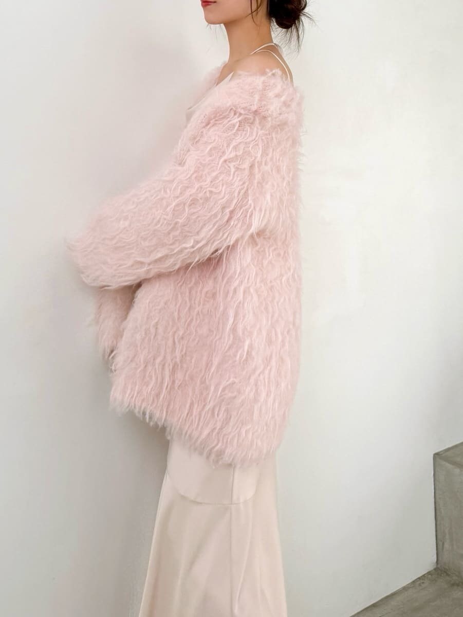 ホワイト系のキャミソール、ブラウン系のボストンバッグ、その他のイヤリングを着用したレディースの秋コーディネートの6枚目の写真