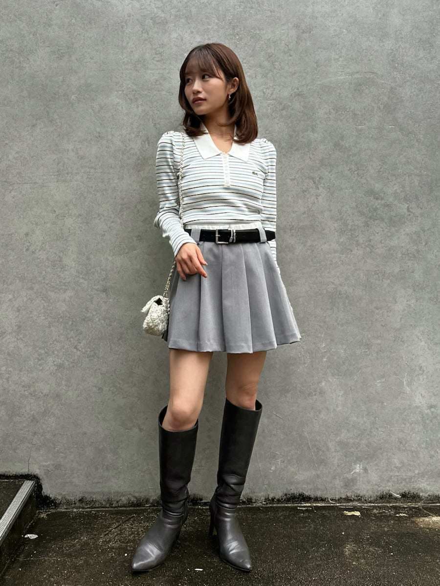 ピンク系のダウンジャケット/コート、その他のニット/セーター、グレー系のその他パンツを着用したレディースの秋コーディネートの6枚目の写真