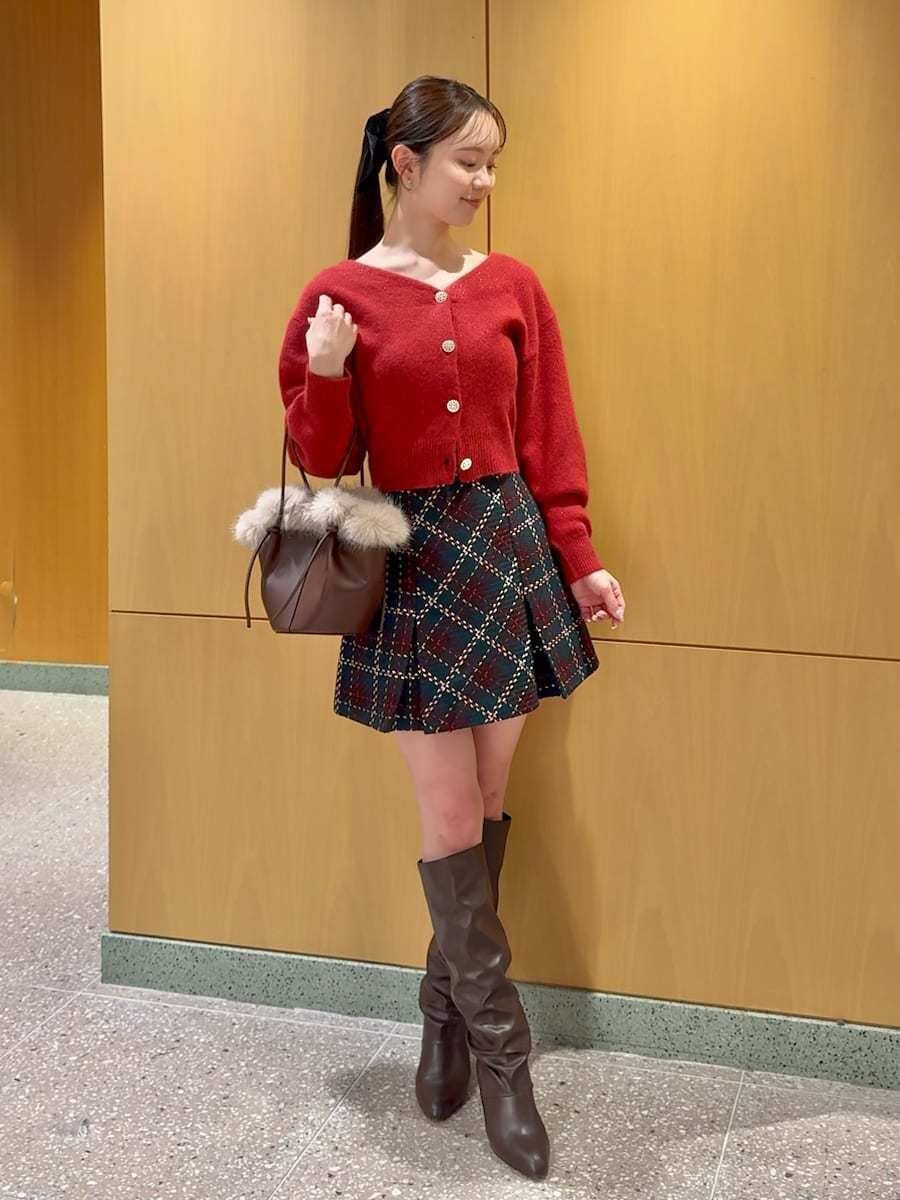 ブルー系のその他パンツ、レッド系のカーディガン/ボレロ、ブラウン系のハンドバッグを着用したレディースの冬コーディネートの2枚目の写真