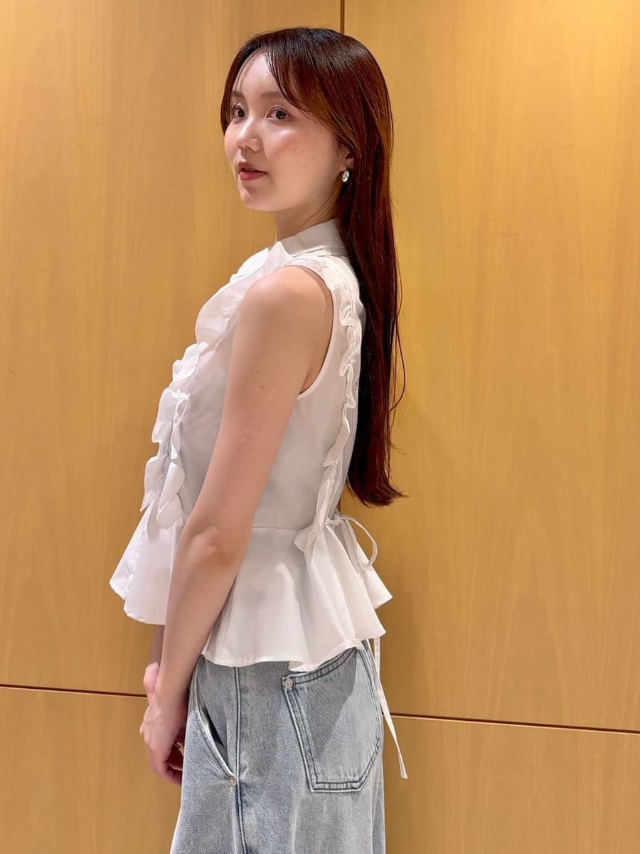ブルー系のデニムパンツ、ブラック系のサンダル、ブラック系のショルダーバッグを着用したレディースの夏コーディネートの5枚目の写真