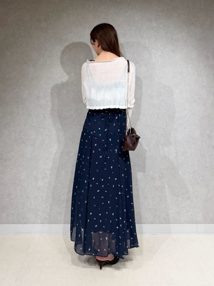 ブルー系のワンピース、ホワイト系のカーディガン/ボレロ、ブラウン系のサンダルを着用したレディースの夏コーディネートの3枚目の写真
