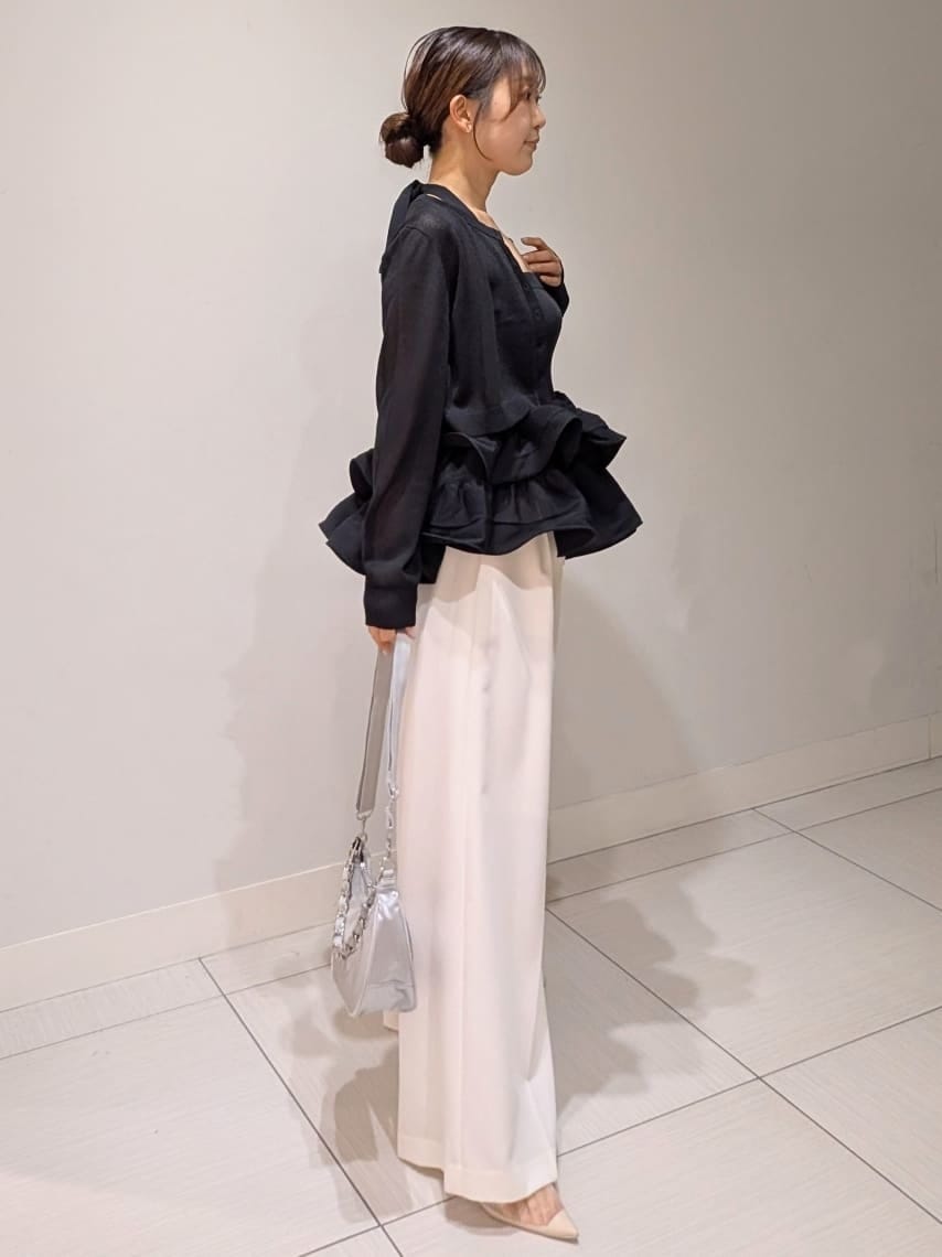 ベージュ系のその他パンツ、ブラック系のニット/セーター、ブラック系のカーディガン/ボレロを着用したレディースの春コーディネートの2枚目の写真