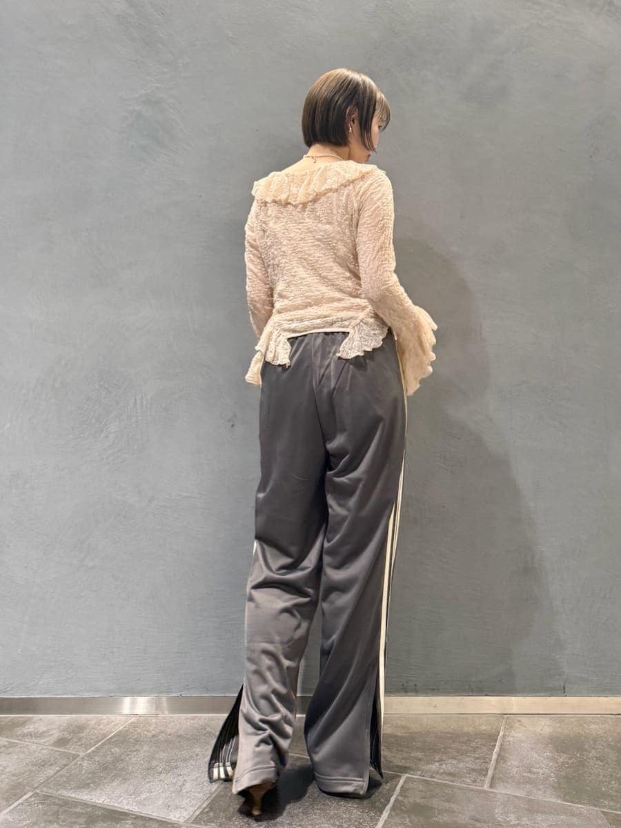 ピンク系のTシャツ/カットソー、グレー系のその他パンツ、ブラウン系のパンプスを着用したレディースの冬コーディネートの9枚目の写真