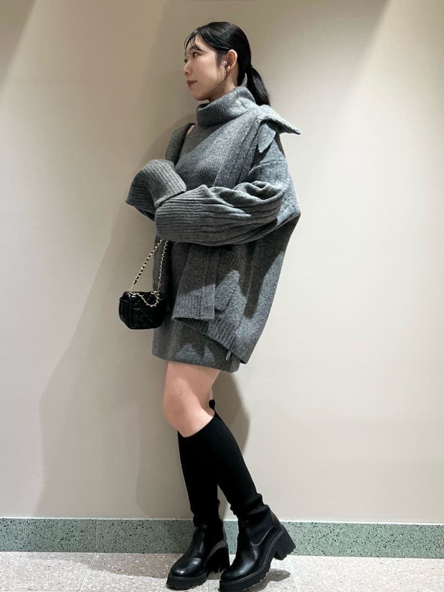 グレー系のカーディガン/ボレロ、グレー系のワンピース、ブラック系のショルダーバッグを着用したレディースの秋コーディネートの2枚目の写真