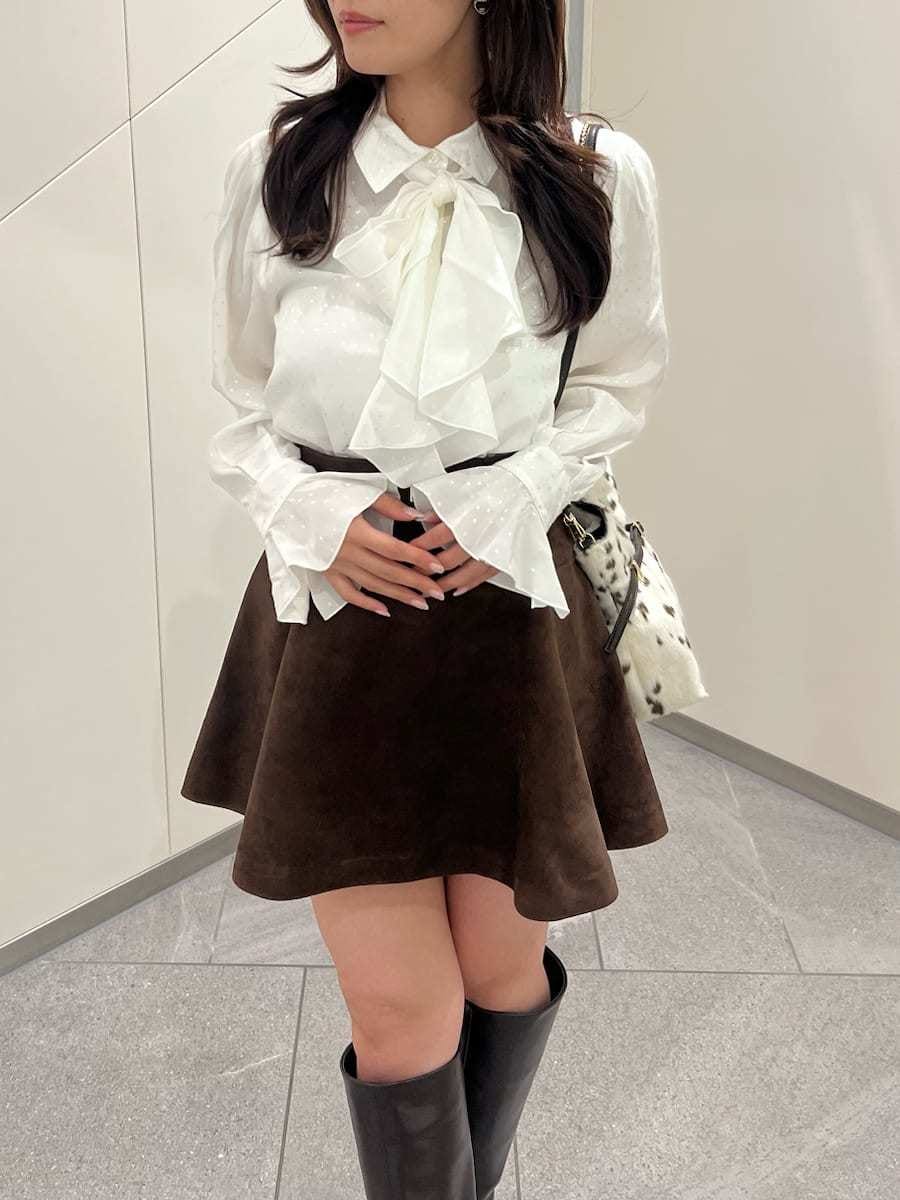 ブラウン系のノーカラージャケット、ブラウン系のその他パンツ、ホワイト系のシャツ/ブラウスを着用したレディースの秋コーディネートの8枚目の写真
