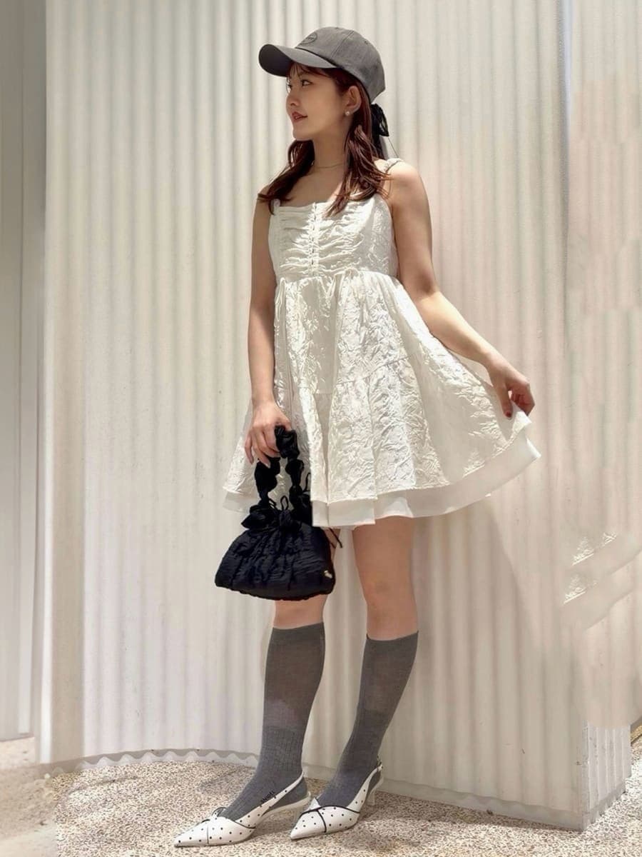 その他のパンプス、グレー系のキャップを着用したレディースの春コーディネートの8枚目の写真