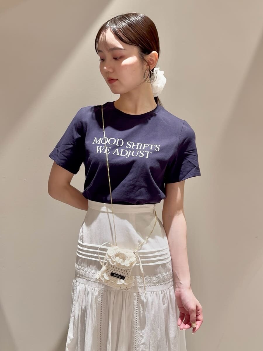 ブルー系のTシャツ/カットソー、ホワイト系のスカート、ホワイト系のチャームを着用したレディースの夏コーディネートの4枚目の写真