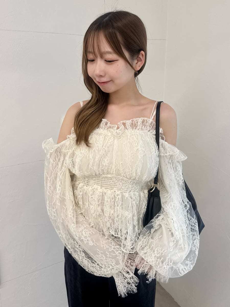 ホワイト系のシャツ/ブラウス、ブラック系のその他パンツ、ブラック系のサンダルを着用したレディースの秋コーディネートの5枚目の写真
