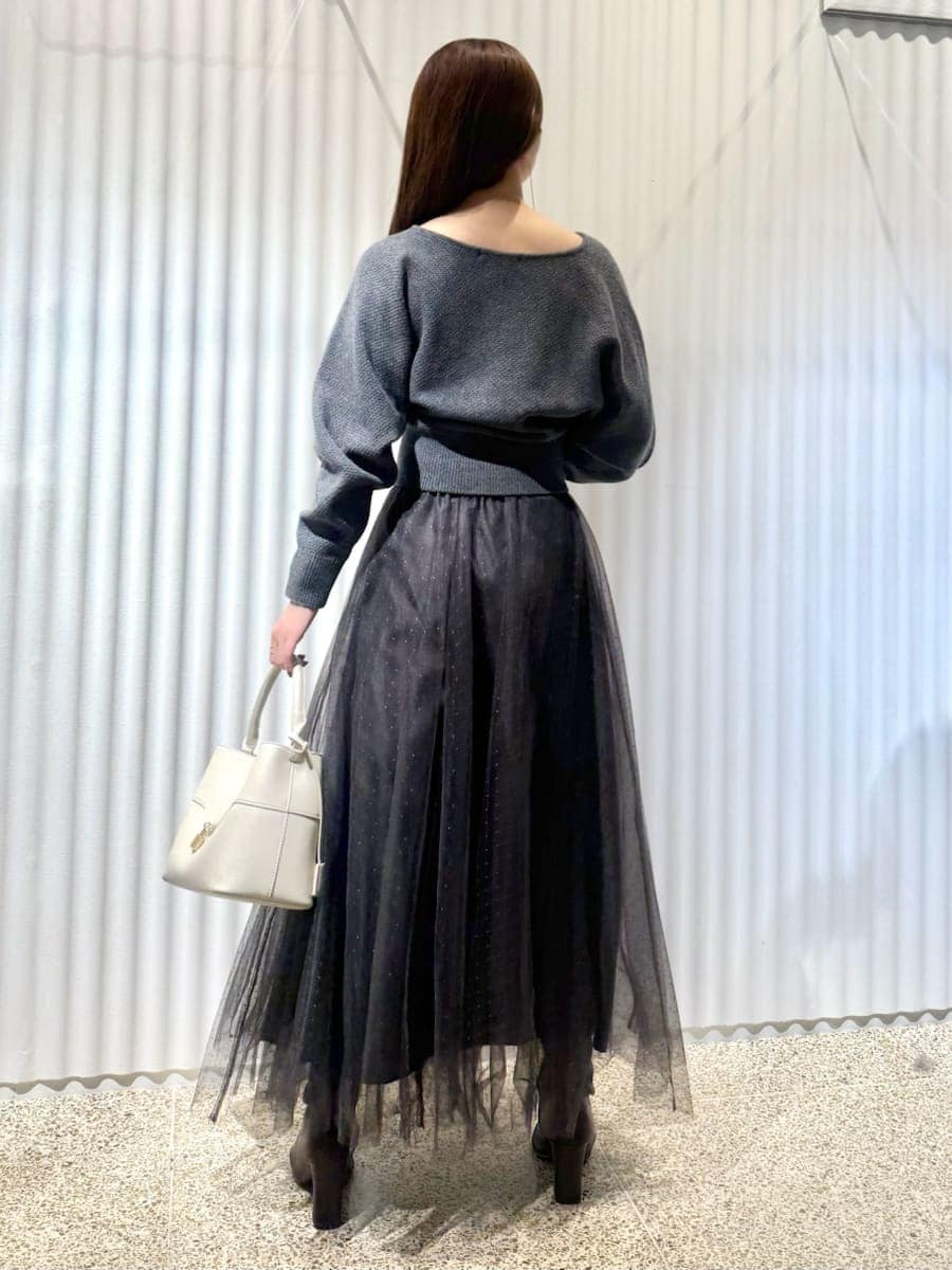 レッド系のブーツ、グレー系のワンピース、ピンク系のステンカラーコートを着用したレディースの秋コーディネートの6枚目の写真