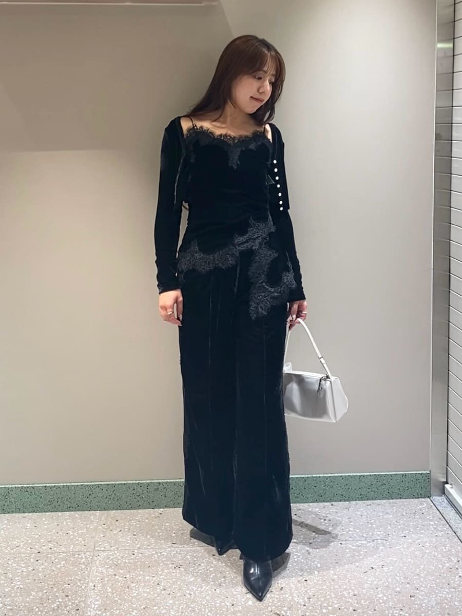 ブラック系のその他パンツ、ブラック系のキャミソール、ブラック系のブーツを着用したレディースの秋コーディネートの2枚目の写真