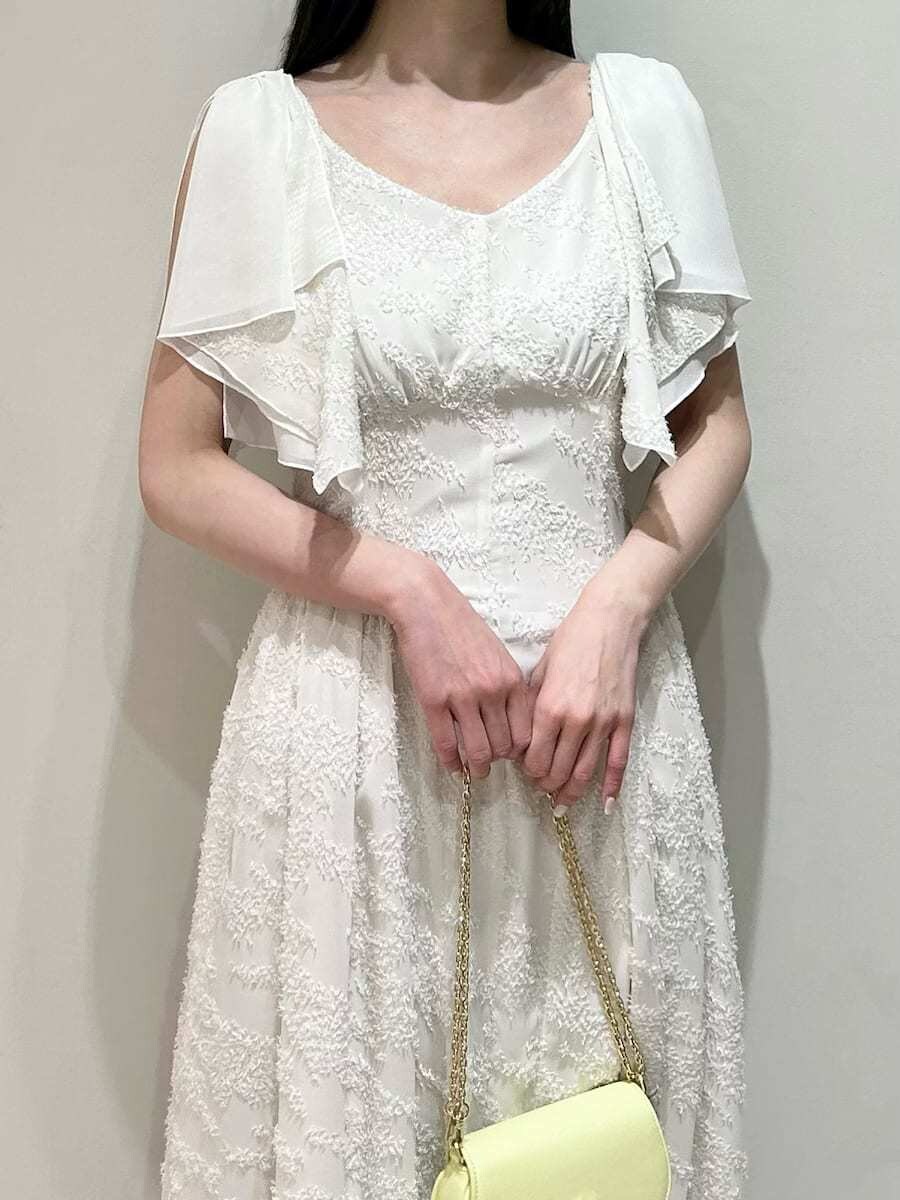 ホワイト系のワンピース、その他のパンプス、イエロー系のショルダーバッグを着用したレディースの春コーディネートの2枚目の写真