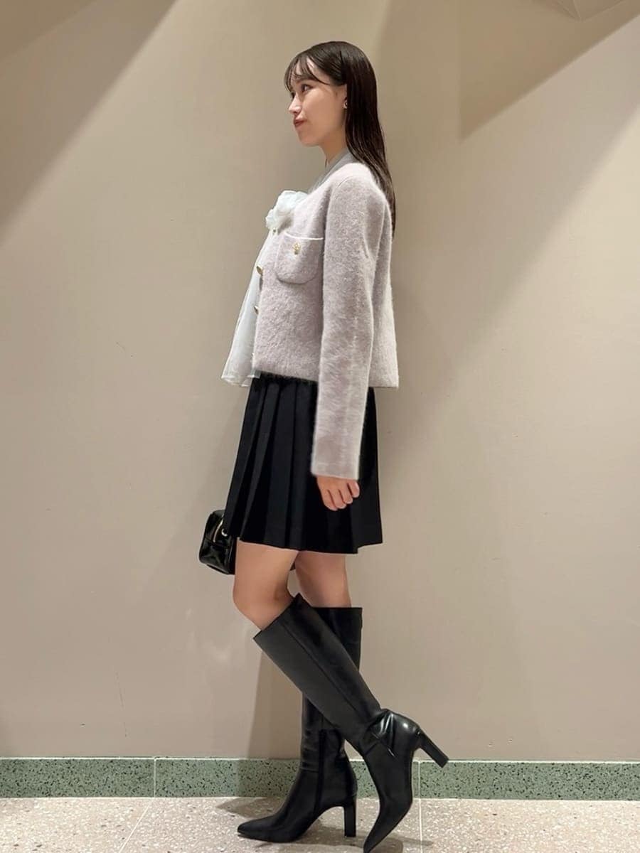 グレー系のノーカラージャケット、ブラック系のワンピース、ブラック系のブーツを着用したレディースの秋コーディネートの4枚目の写真