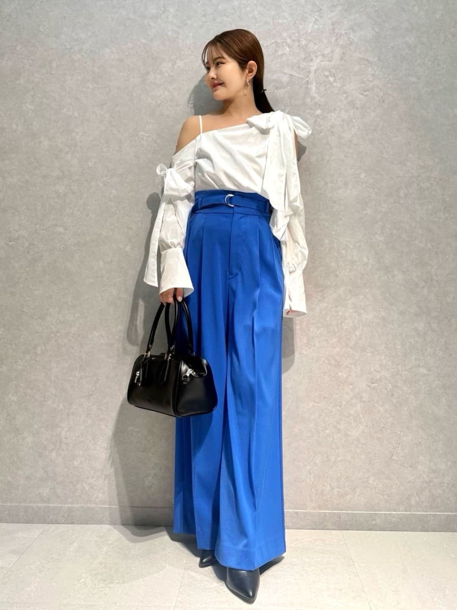 ブラック系のブーツ、ブルー系のその他パンツ、ブラック系のボストンバッグを着用したレディースの冬コーディネートの7枚目の写真