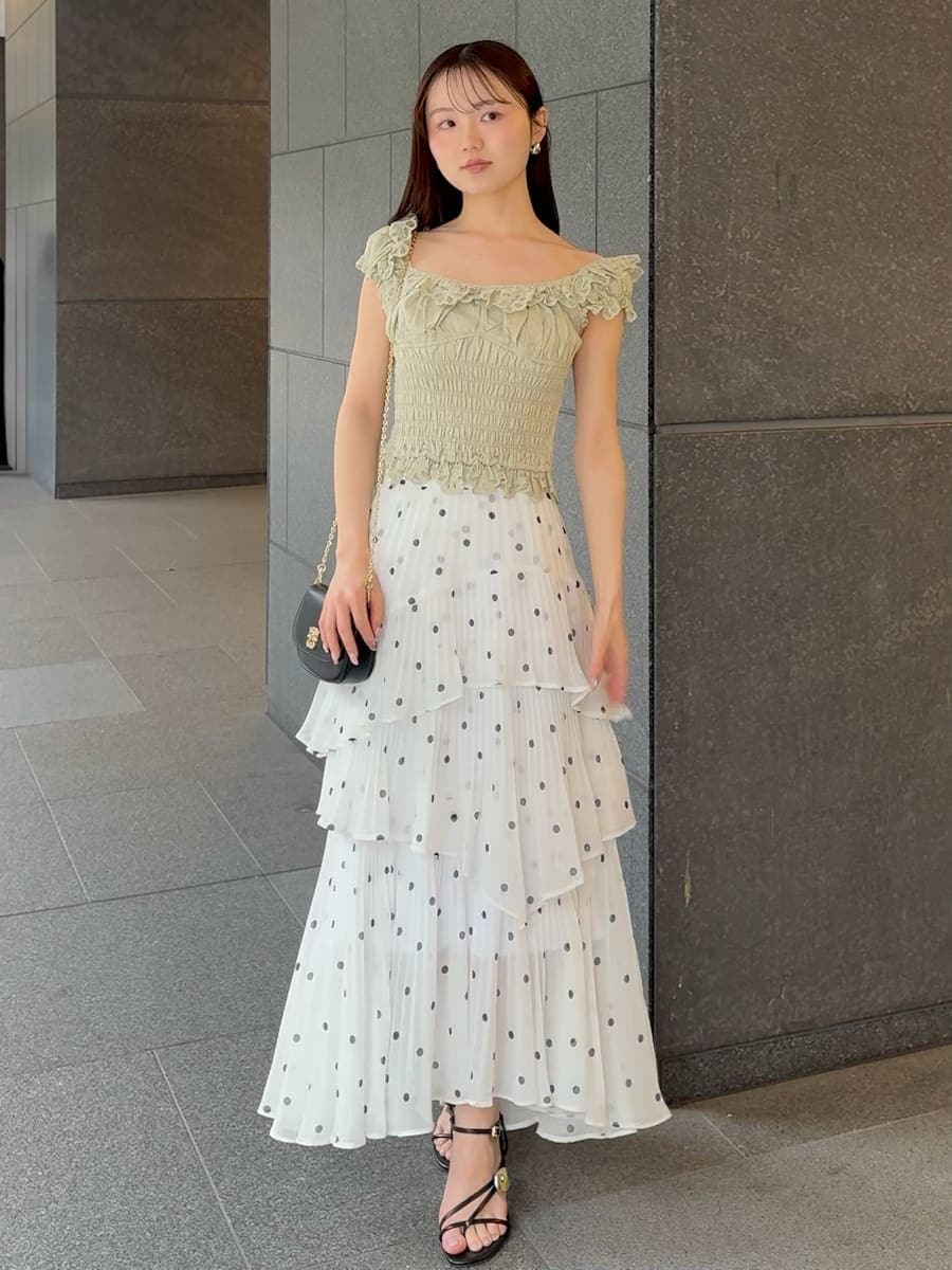 その他のスカート、グリーン系のシャツ/ブラウス、ブラック系のショルダーバッグを着用したレディースの春コーディネートの3枚目の写真