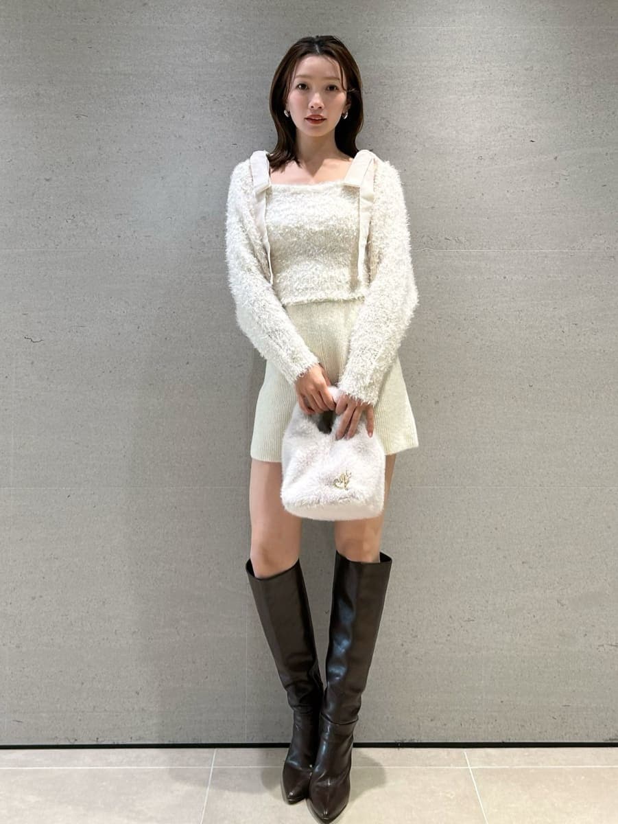 ブラウン系のブーツ、ホワイト系のその他パンツ、ホワイト系のニット/セーターを着用したレディースの冬コーディネートの4枚目の写真