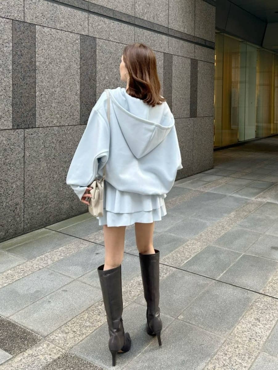 ブルー系のパーカー、ホワイト系のショルダーバッグ、ブルー系のその他パンツを着用したレディースの冬コーディネートの7枚目の写真