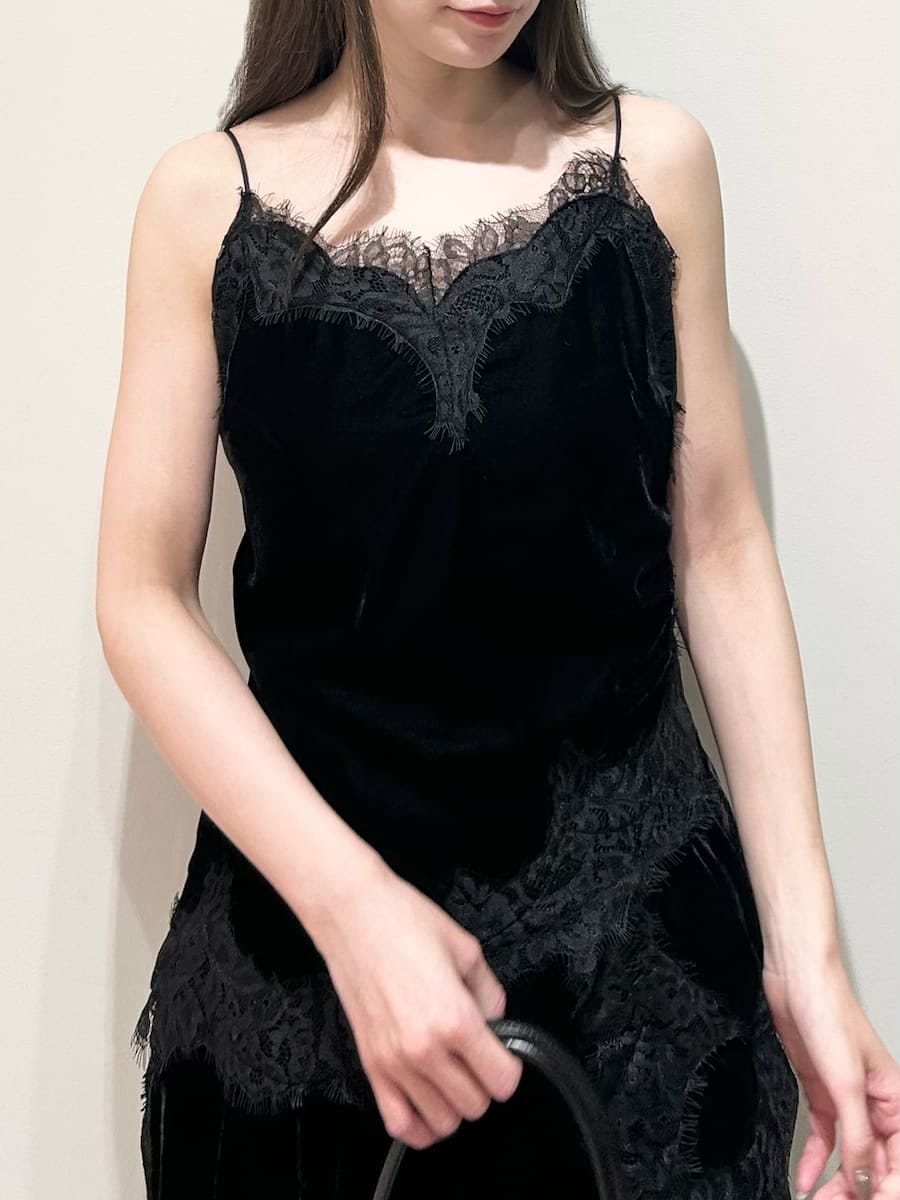 ブラック系のその他パンツ、ブラック系のキャミソール、ブラウン系のサンダルを着用したレディースの秋コーディネートの2枚目の写真