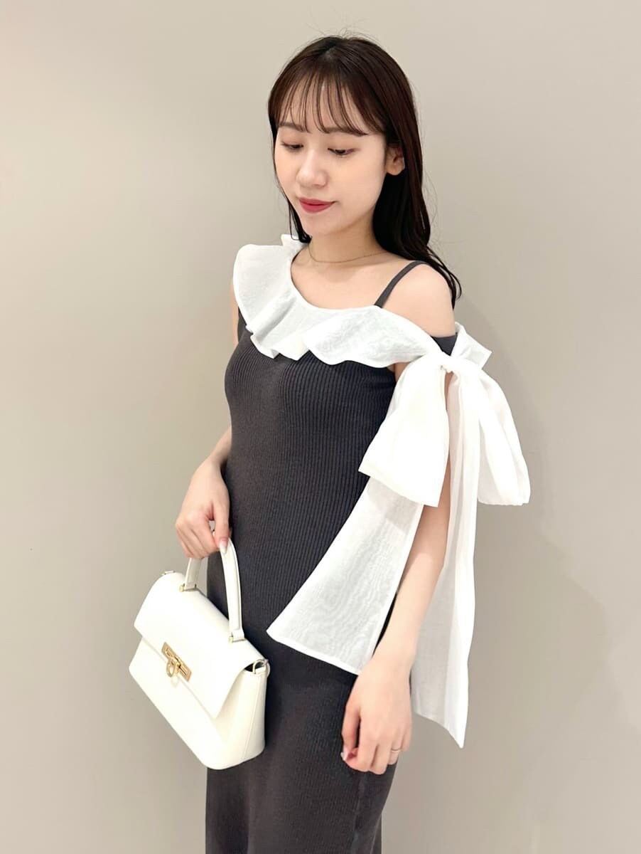 グレー系のワンピース、ホワイト系のショルダーバッグを着用したレディースの夏コーディネートの2枚目の写真