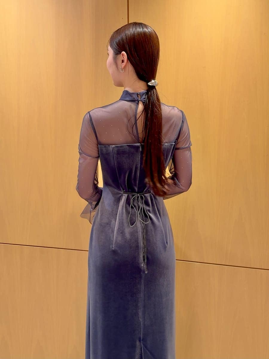 ブラック系のブーツ、ブルー系のワンピースを着用したレディースの冬コーディネートの5枚目の写真