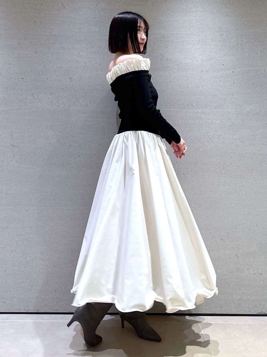 ホワイト系のスカート、ブラック系のニット/セーターを着用したレディースの冬コーディネートの4枚目の写真