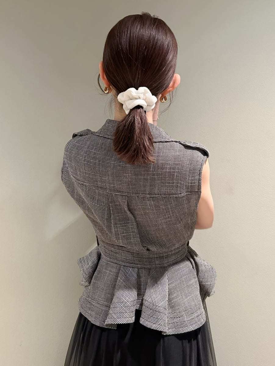 その他のワンピース、ゴールド系のピアス（両耳用）を着用したレディースの春コーディネートの5枚目の写真