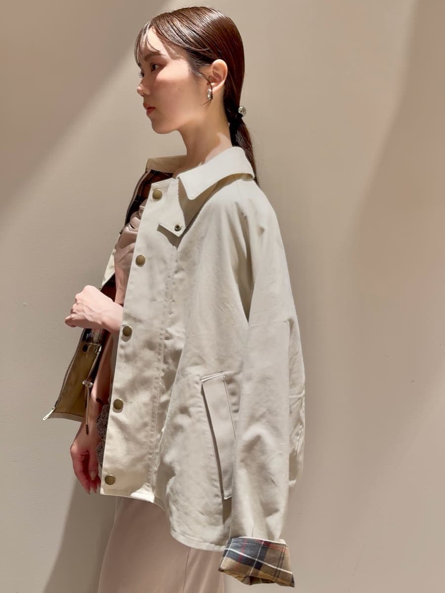 ホワイト系のブルゾン、ブラウン系のチャームを着用したレディースの秋コーディネートの7枚目の写真