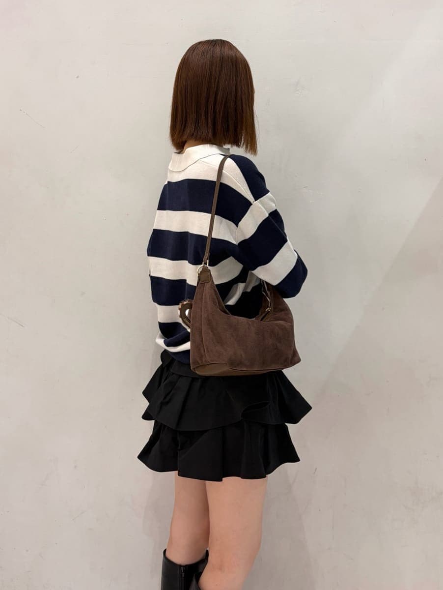 ブラック系のその他パンツ、ブルー系のポロシャツ、ブラック系のブーツを着用したレディースの夏コーディネートの5枚目の写真