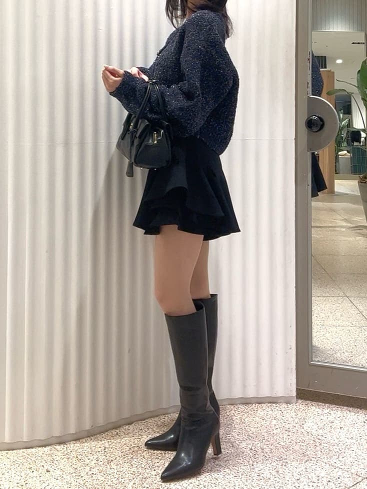 ブルー系のカーディガン/ボレロ、ブラック系のその他パンツ、ブラック系のブーツを着用したレディースの秋コーディネートの3枚目の写真