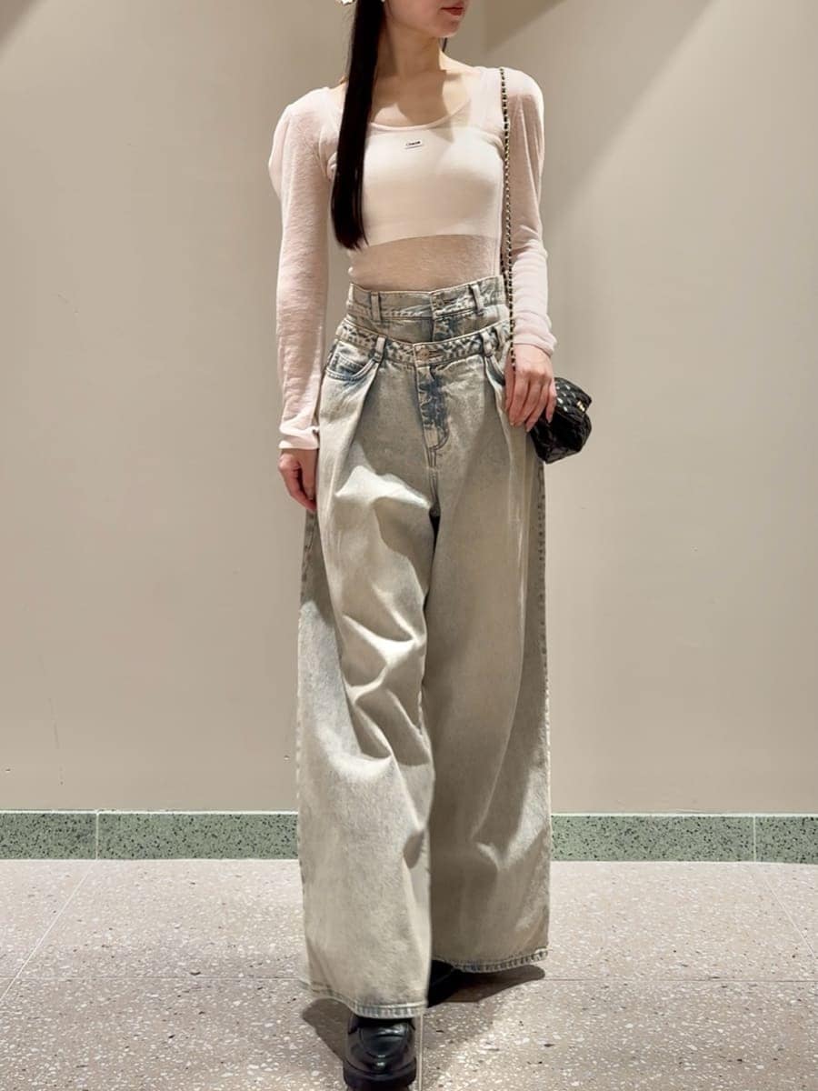 ピンク系のニット/セーター、ブルー系のデニムパンツ、ブラック系のローファーを着用したレディースの夏コーディネートの6枚目の写真