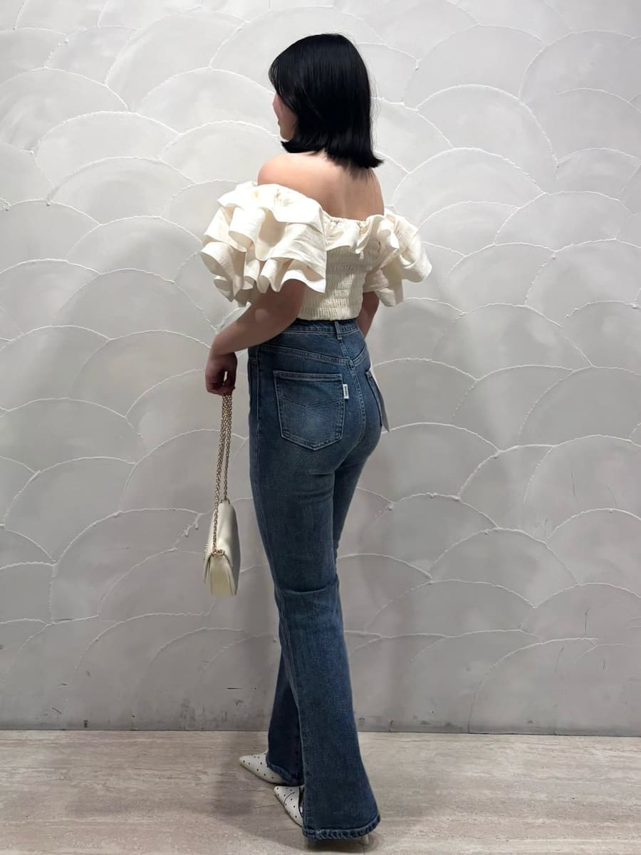 ブルー系のその他パンツ、ホワイト系のシャツ/ブラウス、その他のパンプスを着用したレディースの冬コーディネートの2枚目の写真