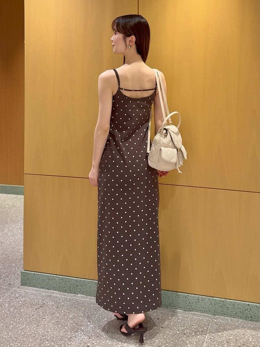 ブラック系のサンダル、ブラウン系のワンピース、ブラウン系のパーカーを着用したレディースの夏コーディネートの5枚目の写真