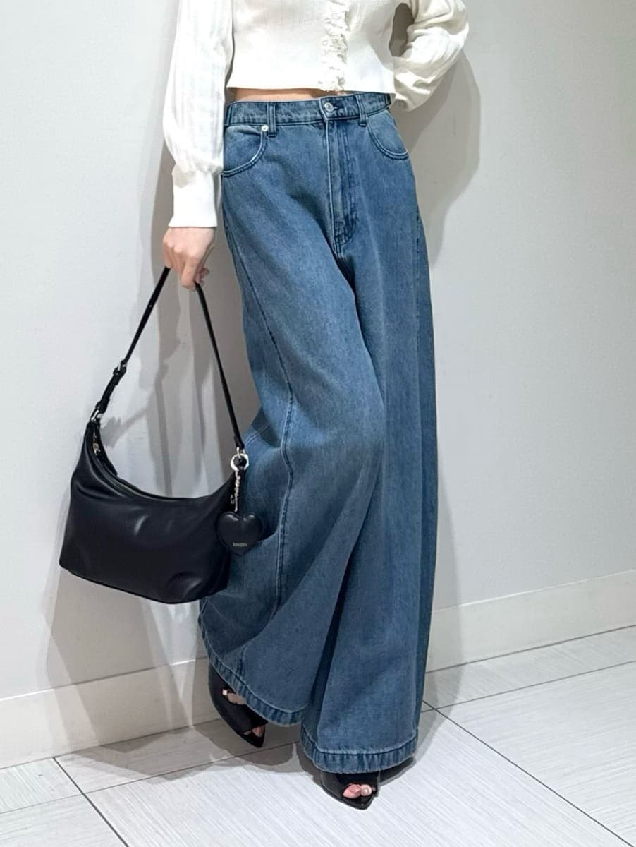 ブルー系のデニムパンツ、ホワイト系のカーディガン/ボレロ、ブラック系のサンダルを着用したレディースの夏コーディネートの5枚目の写真