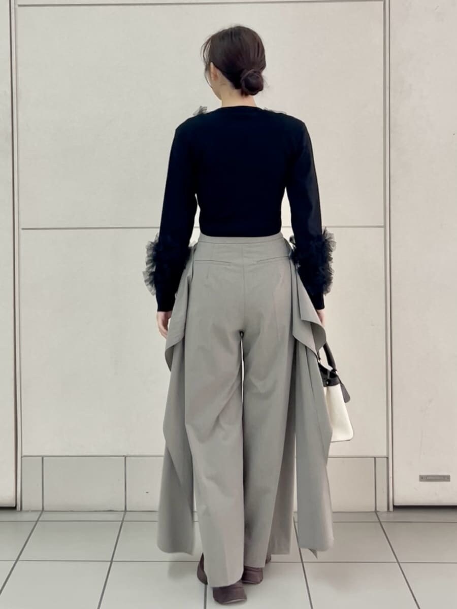 ベージュ系のその他パンツ、ブラック系のカーディガン/ボレロ、ホワイト系のハンドバッグを着用したレディースの春コーディネートの4枚目の写真
