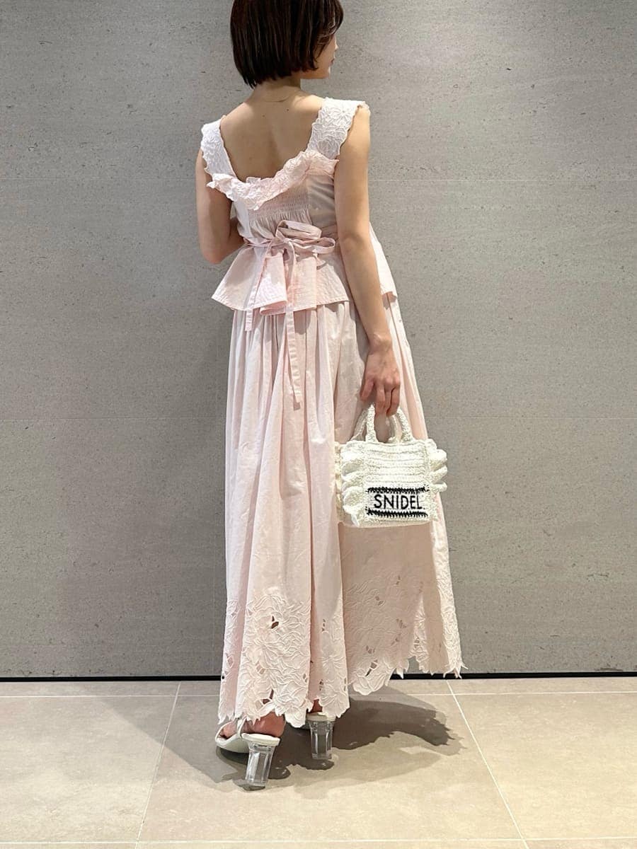 ピンク系のスカート、ピンク系のシャツ/ブラウス、ホワイト系のショルダーバッグを着用したレディースの春コーディネートの4枚目の写真