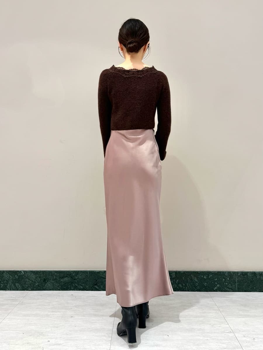 ブラウン系のステンカラーコート、ブラウン系のワンピース、ブラウン系のハンドバッグを着用したレディースの秋コーディネートの6枚目の写真