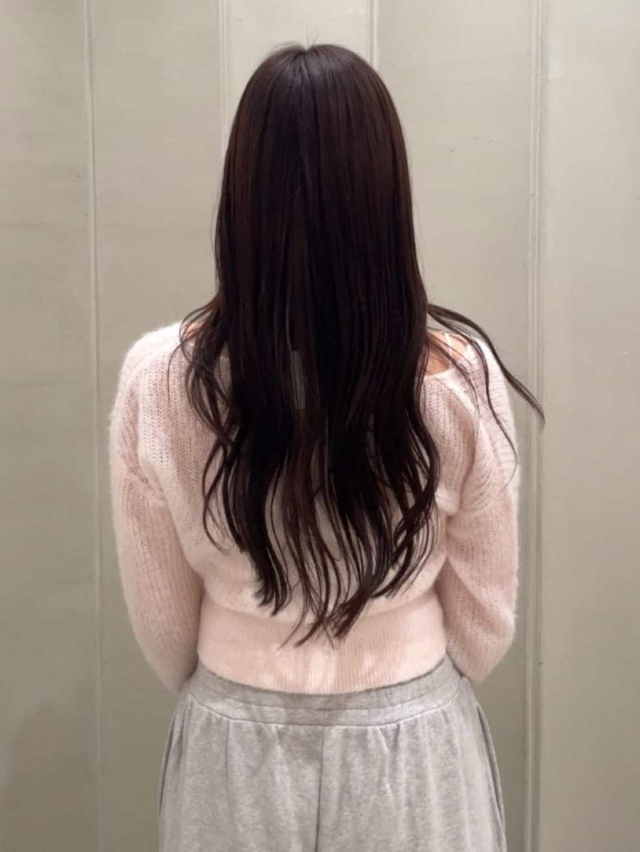 グレー系のその他パンツ、ピンク系のカーディガン/ボレロ、ブラック系のパンプスを着用したレディースの秋コーディネートの9枚目の写真