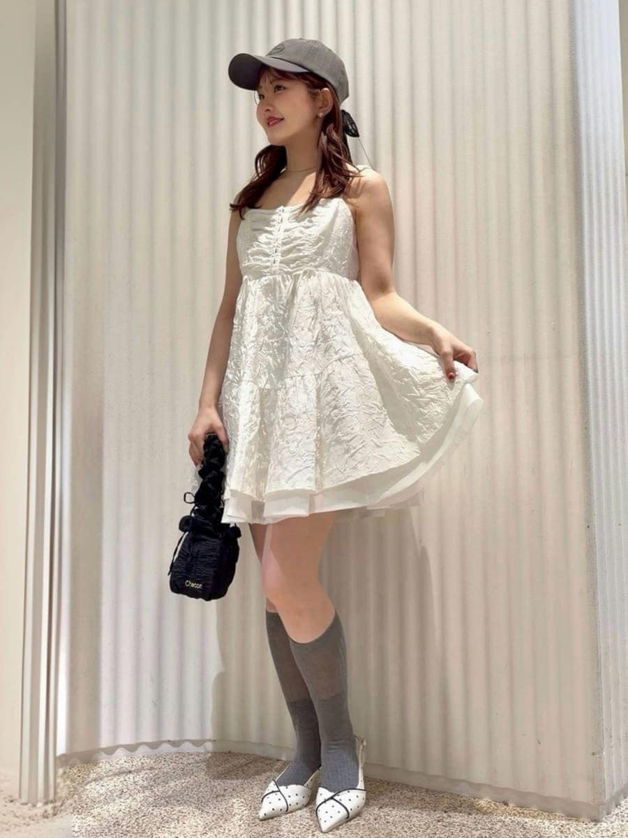 その他のパンプス、グレー系のキャップを着用したレディースの春コーディネートの3枚目の写真