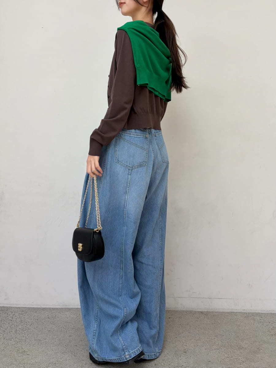 その他のキャミソール、グリーン系のカーディガン/ボレロ、ブラック系のショルダーバッグを着用したレディースの冬コーディネートの4枚目の写真