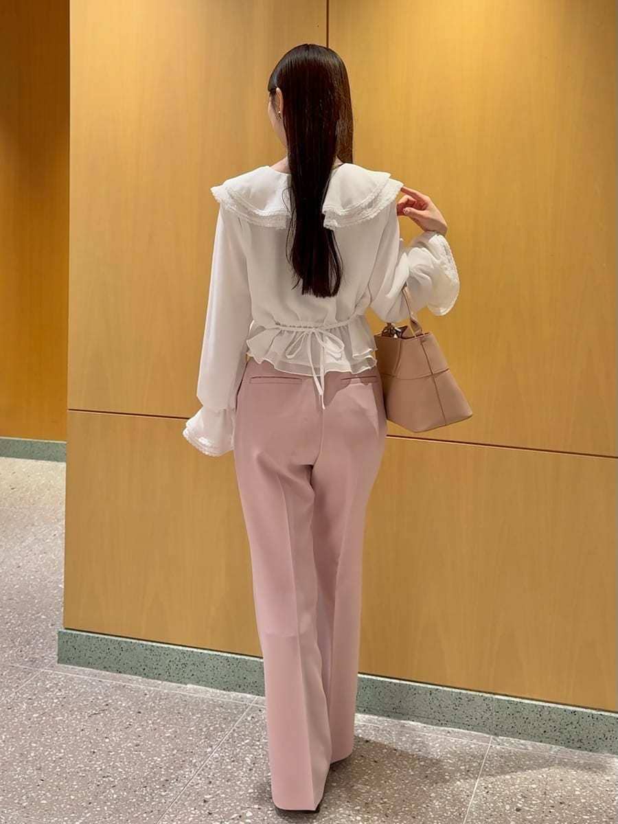 ピンク系のその他パンツ、ピンク系のショルダーバッグ、ホワイト系のシャツ/ブラウスを着用したレディースの冬コーディネートの3枚目の写真