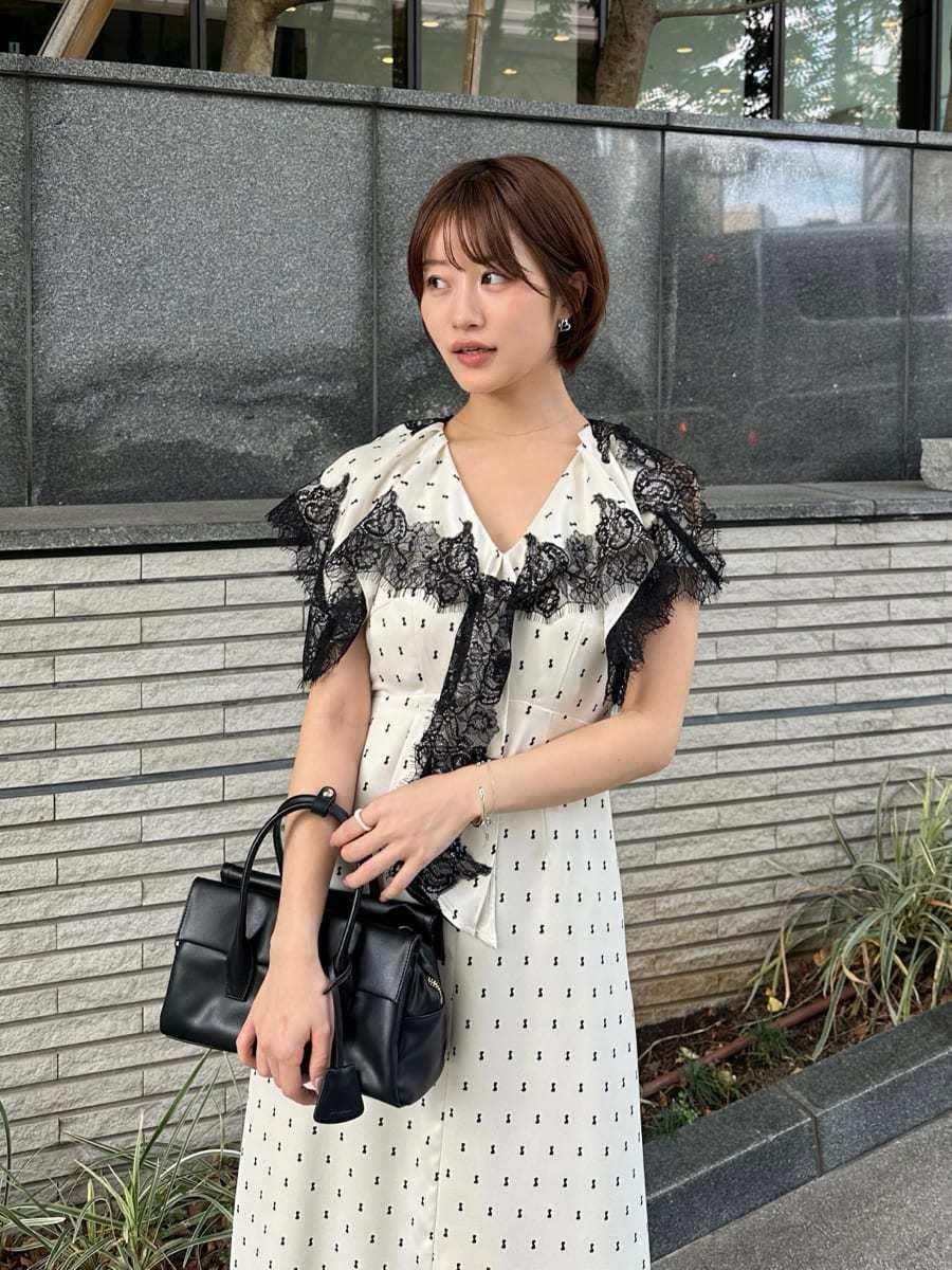 その他のワンピース、ブラック系のボストンバッグを着用したレディースの春コーディネートの3枚目の写真