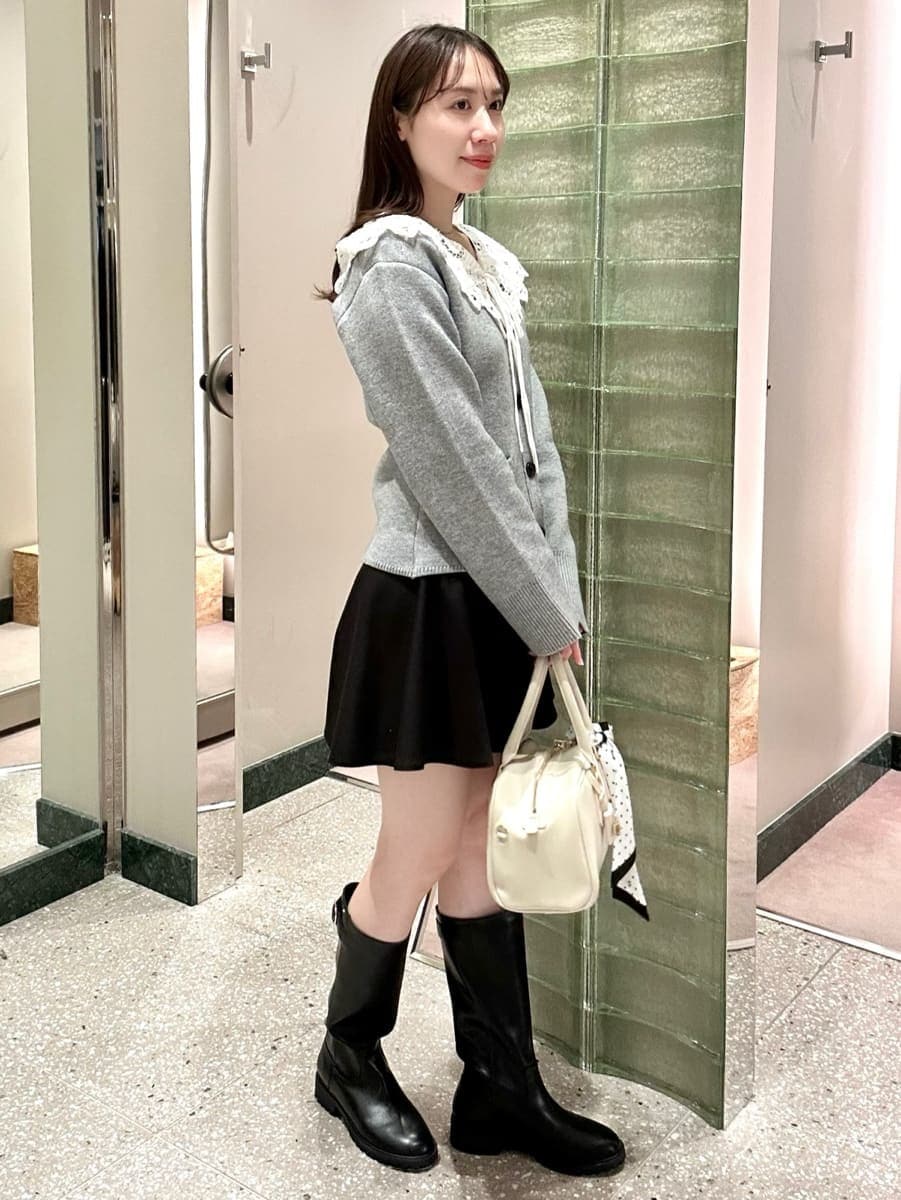 ブラック系のその他パンツ、グレー系のカーディガン/ボレロ、ホワイト系のボストンバッグを着用したレディースの冬コーディネートの3枚目の写真